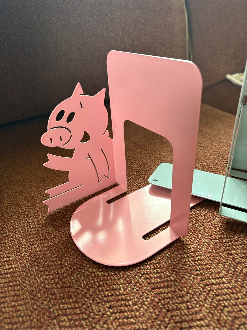 YOTTOY Mo Willems Collection | Elephant & Piggie Set of Durable Metal Bookends - Picture 3 of 7